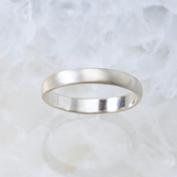 טבעת נישואין פס זהב לבן